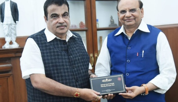 MSME Minister Nitin Gadkari launches Khadi’s Gift Box of Silk Mask
