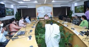 Dr. Harsh Vardhan chairs a meeting on COVID Appropriate Behaviour with Heads/Directors of Autonomous Institutions of DST and CSIR.