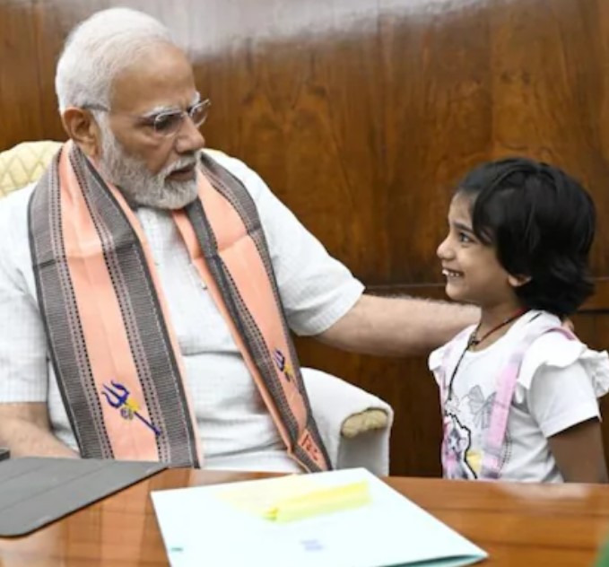 मोदी जी ने बच्ची से पूछा 'तुम जानती हो मैं क्या काम करता हूँ?' तो मासूम ने दिया ऐसा अनोखा जवाब