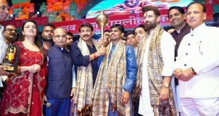 A Massive Crowd Gathers for Sunil Lodhi’s Hanuman Bhajan Clubbing at the Lav Kush Ramlila Stage.