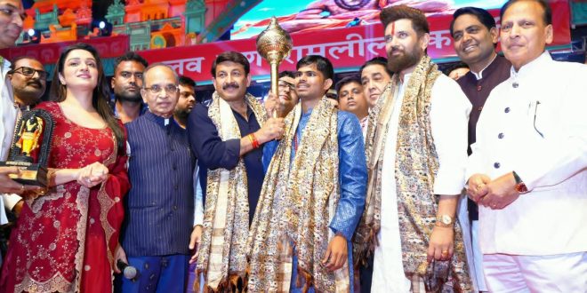 A Massive Crowd Gathers for Sunil Lodhi’s Hanuman Bhajan Clubbing at the Lav Kush Ramlila Stage.